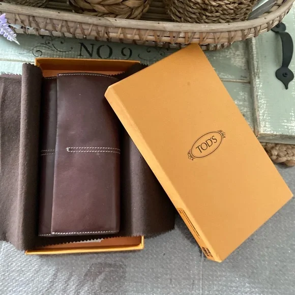 Tod’s Brown Leather Wallet - Picture 1 of 15